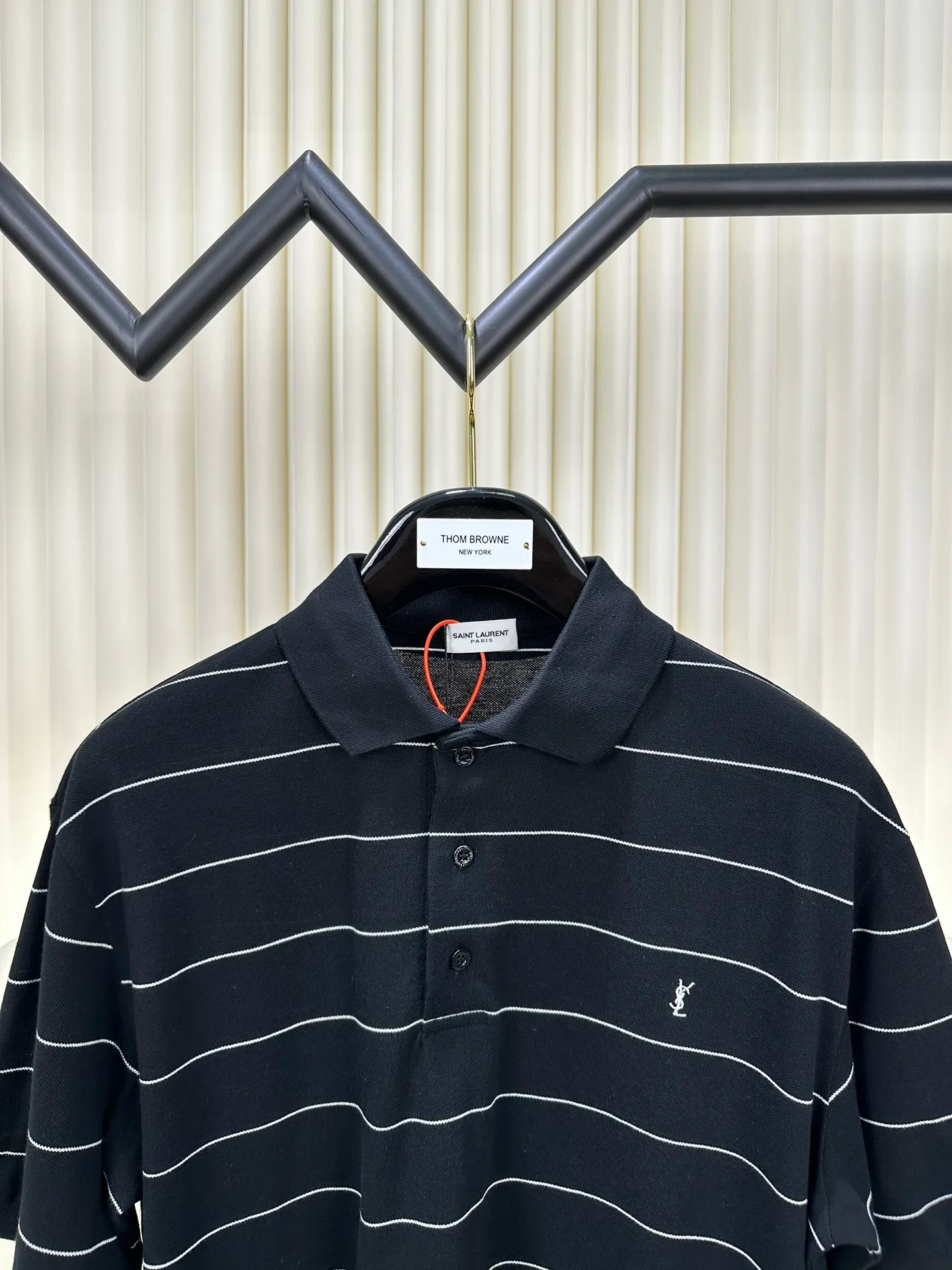 P320 Saint Laurent logo embroidered striped POLO shirt (authentic version - physical counter - top luxury quality) 🆚Instant sale of all versions on the market Customized elegant striped piqué cotton, breathable and dry. Striped elements jump across the clothes, showing a unique visual beauty. The YSL logo embroidered on the chest is vividly displayed on the garment, highlighting its unique identity and charm.  Adopt imported machine embroidery technology, use advanced computer control system and precision mechanical components to realize YSL logo embroidery operation. Size: s m l xl